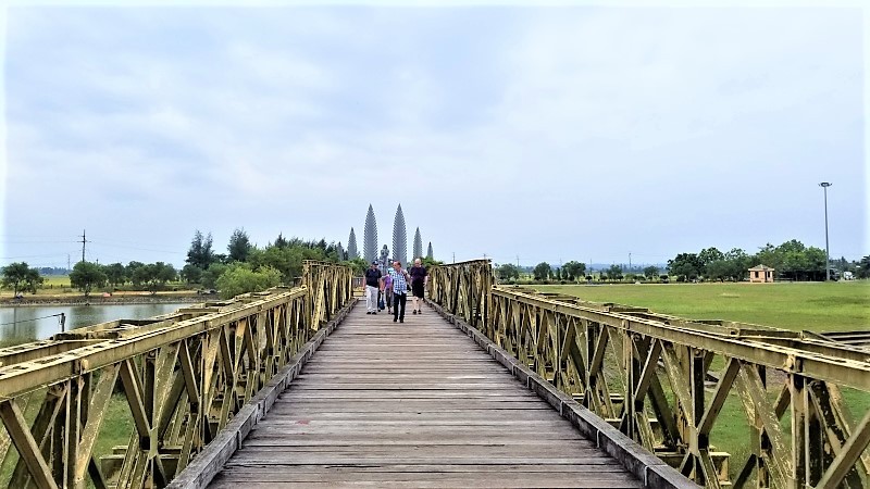 Hien Luong Bridge - DMZ Tour